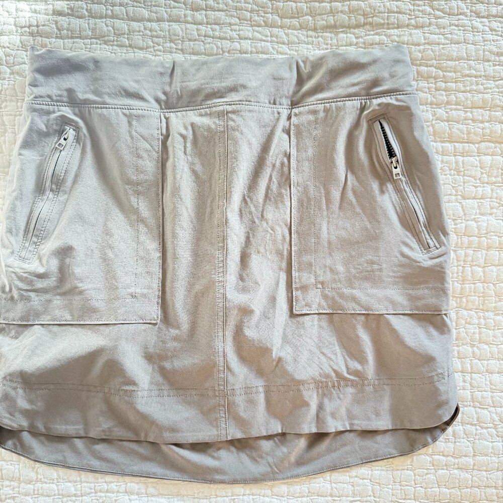 Athleta Khaki Skirt Skort Cargo Patch Pockets with Zipper Size 10